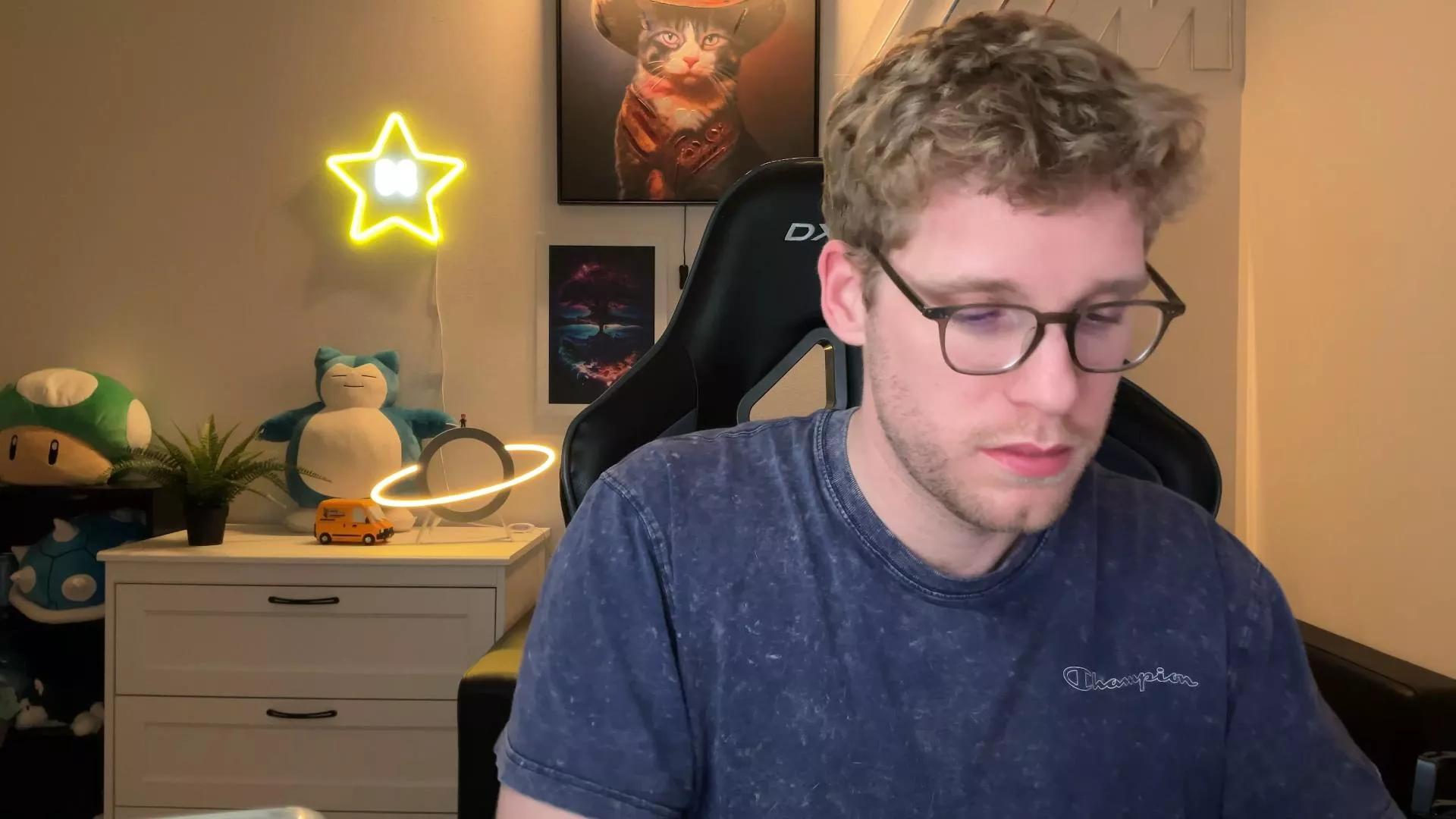 BlueEyedTallGuy on Cam4 